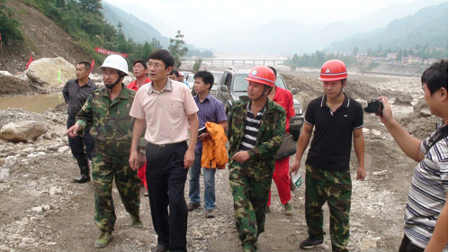 四川省國土資源廳副廳長徐志文（中）到四川省蜀通建設(shè)集團施工現(xiàn)場視察